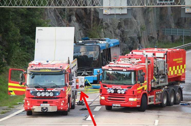 Efter expositionen tog samtliga personer skydd som var i närheten av bussen. En av brandmännen sprang då rakt in i ett utdragsskåp från räddningsenheten.