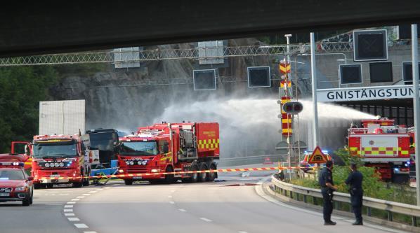 Ambulanspersonal kallades fram för att ta hand om brandmannen som föll ner på asfalten. De transporterade sedan brandmannen till sjukhuset.