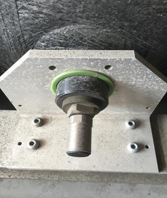 bussens längdriktning. Grovt sett träffar utströmmande gas kanten på bussens tak i riktning mot bussens mittendörr. (Bild 6) Smältsäkringen på bussens vänstra sida i bussens färdriktning.