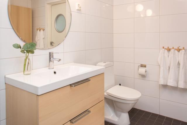 TEKNIK Bostadshuset värms upp genom fjärrvärme till väggfasta radiatorer och vattenburen golvvärme i badrummet. Vid entrén finns en luftvärmepump som komplement.