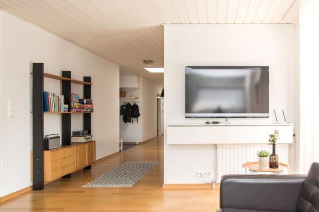 Huset har självdragsventilation med tilluft via ytterväggsventiler i samtliga rum. En del av eldragningarna har förnyats i samband med renoveringen. Vattenledningarna har förnyats.