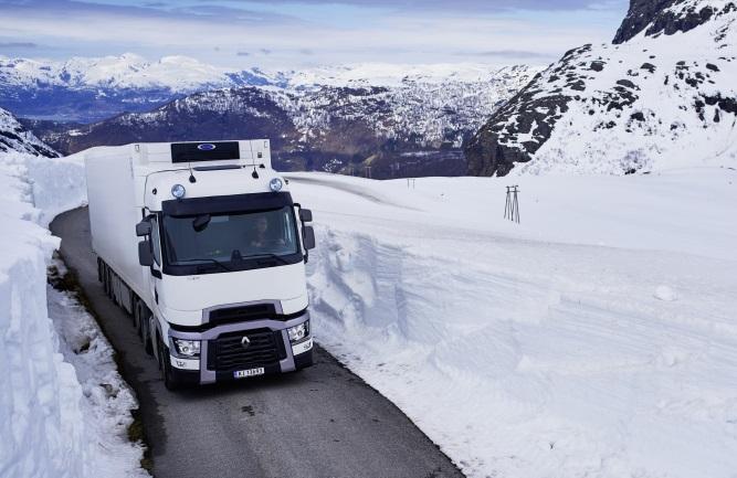 6 LASTBILAR Ökad försäljning och bra orderingång Efterfrågan fortsätter att vara hög i Europa och ökar i Nordamerika och Brasilien Justerat rörelseresultat: 5.796 Mkr (4.574) under Q4 20.383 Mkr (17.