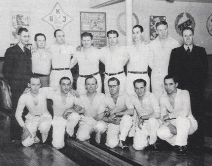 1939-1940 1939 öppnades den första bowlinghallen i Småland och det var i Idrottens Hus i Jönköping som hade anskaffat och anlagt fyra bowlingbanor.
