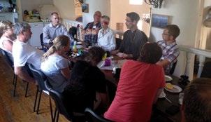 Guiden Helena väckte allas intresse. Dessförinnan hann vi äta en riktig pilgrimslunch bestående av traditionell borsch som första rätt och pasta i botten på andra rätten.