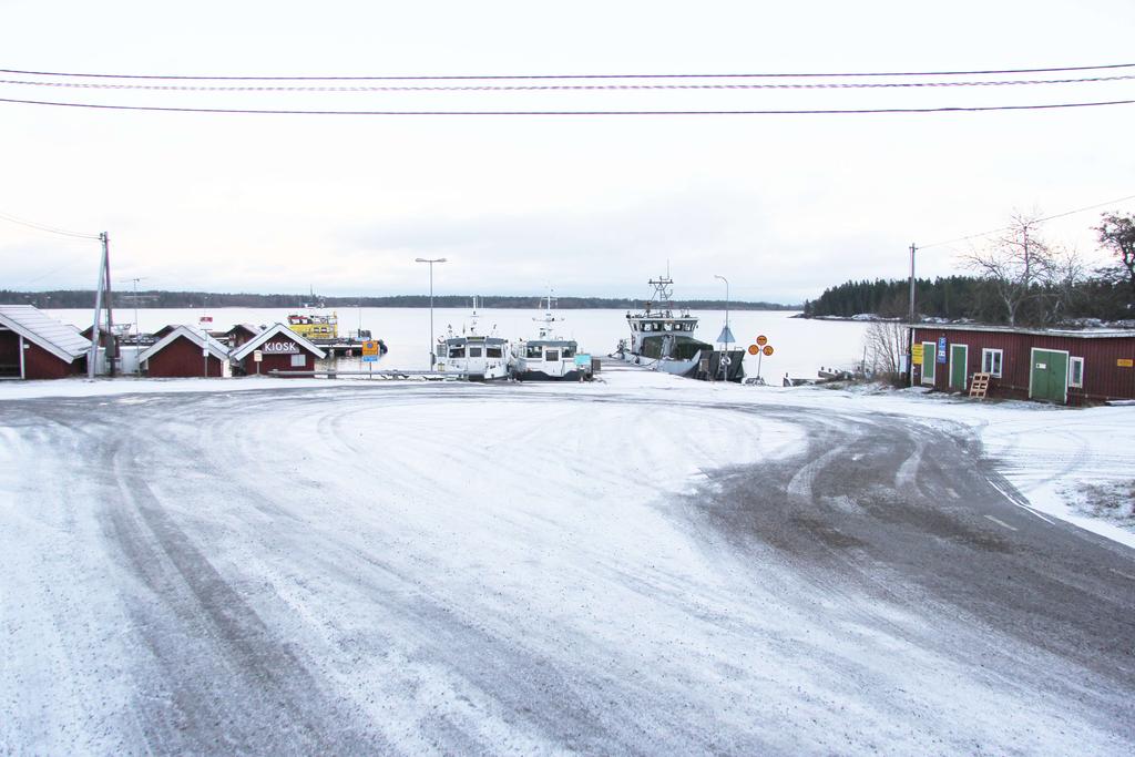 REFSNÄS HAMN UPPDRAG Denna studie har utförts av arkitekt Emil Almesjö på uppdrag av Refsnäs hamnföringen. Refsnäs hamnförening förvaltar och sköter Refsnäs hamn på uppdrag av Norrtälje kommun.