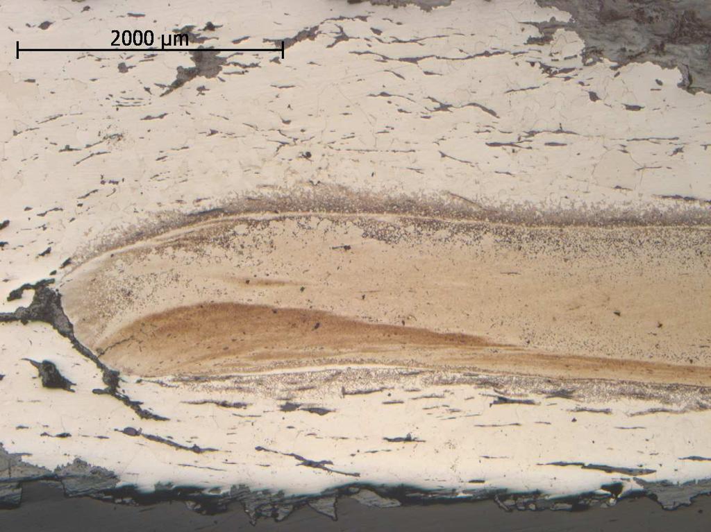 I mikroskop framträder relativt stora mängder innesluten slagg (Fig. 23 27) fördelad över hela snittytan förutom allra närmast eggen där det är som mest slaggfritt (Fig.28).