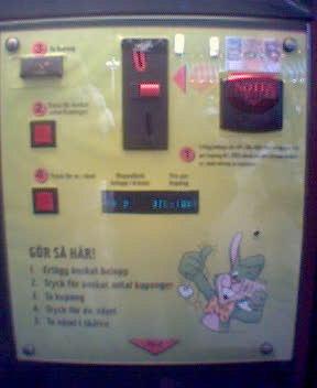 Datainsamlingen genomfördes lördagen den 20 september under fyra timmar på Liseberg i Göteborg, en systerpark till Liselund.. Bilder fr. v: Kötid utanför Balder. Biljettautomat. Kille på spelhallen.