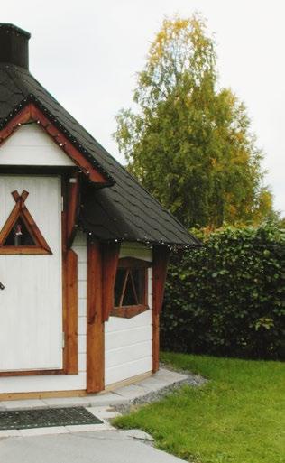 Alla våra kåtor har isolerfönster, bänkar runt väggarna, golvtrall, integrerat lås, dörrhandtag av torrfura, grafitsvart shingeltak samt tröskelplåt av rostfritt stål.