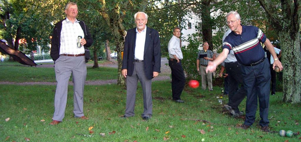 tillbehör. Efter denna delikata kräftsupé vidtog auktion. God stämning! Bengt Scherdin och Allan Nyberg i högform.