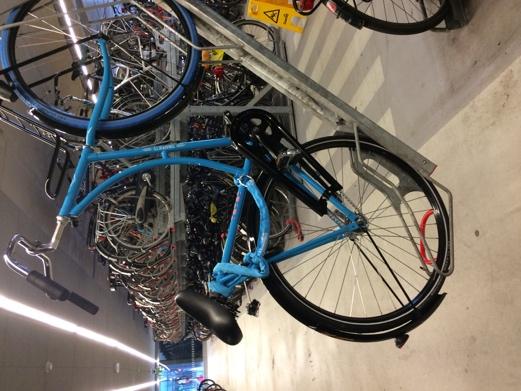 På bild: Hur du parkerar din cykel i det gigantiska cykel-garaget, tät dimma i Rotterdam, sighhtseeingdag i regnet och typisk väder-bild ifrån