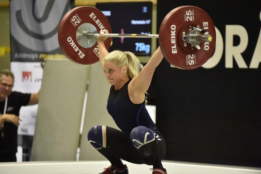 Av damerna placerade sig Emma Enberg sig bäst med en 11:e plats. Här lyfter Emma på SM i Borås.
