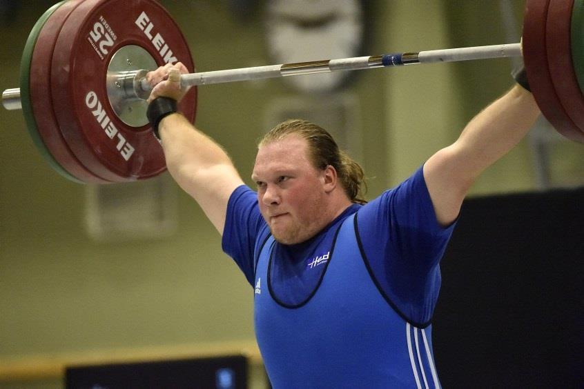 Hampus Lithén kämpade på bra trots svåra förhållanden under Universiaden. Här lyfter han på SM i Borås.