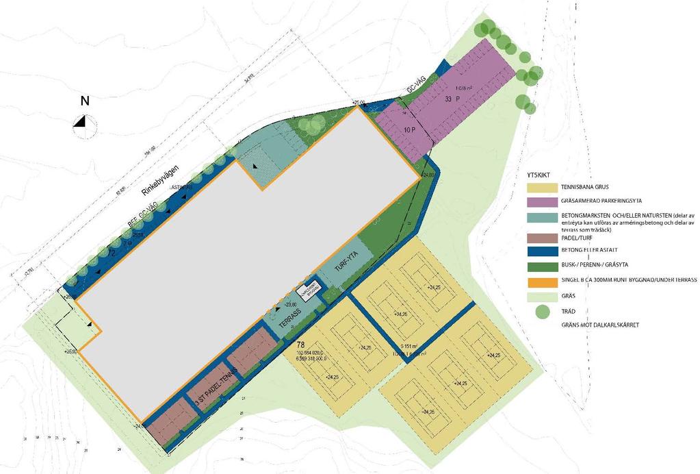 6(13) Planillustration (Tengbom) De sju tennisbanorna föreslås placeras enligt skissen ovan och ha grusunderlag. Parkeringsytan görs gräsarmerad och får tillfart från Rinkebyvägen.