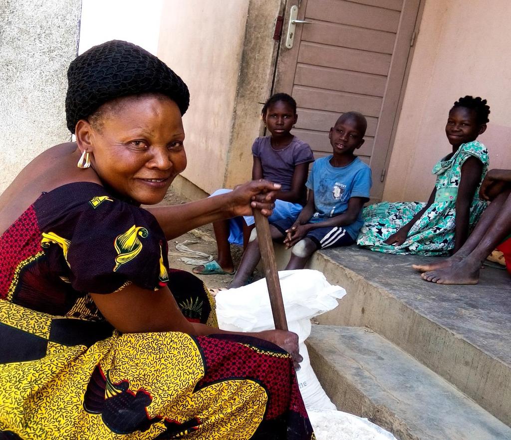 2. Familjebaserad omvårdnad Foto: SOS Arkiv Mylabet har varit bymamma i SOS barnby Bouar i Centralafrikanska republiken i åtta år.