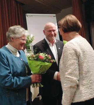 Å vad bra han är! Och still going strong. Reklam för Hjärt- Lung fonden gör han också, bra kille. Ja, årsmötet var det. Kören är klar och vi sträcker på benen innan förhandlingarna börjar.