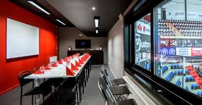 FÖLJANDE INGÅR - Stor loge för 20 personer - Trerätters meny för upp till 20 personer - Sittplatser på balkong utanför logen - Besök av tränare innan matchen - Tävling och pris för gissa första