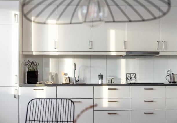 Samtliga lägenheter uppvärms med vattenburen golvvärme från fjärrvärmenätet, vilken tillsammans med gårdsskötsel och sophantering delas med övriga bostadsbolag på tomten för att minimera drifts och