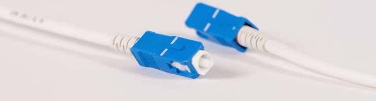 Fiberkablage för hem Fiberkablage för hem Fiberoptiska simplexkablage anpassade för användning hos FTTH-kunder. Stryktålig yttermantel som med den vita färgen smälter in i hemmiljö.