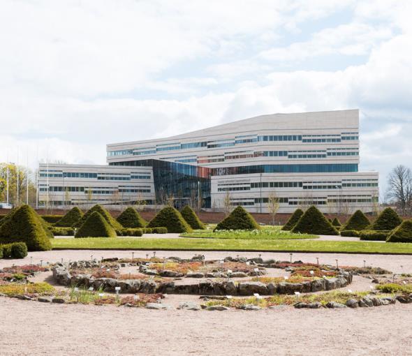 Universitetsförvaltningen Huvuddelen av universitetsförvaltningen är sedan 1960-talet lokaliserad till S:t Olofsgatan 10, som ursprungligen är ett bostadshus från början av 1900-talet.
