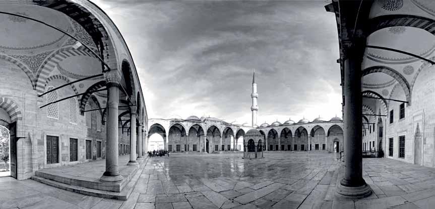 I Turkiets största stad Istanbul, reser sig den mäktiga Sultan Ahmed-moskén upp mot himlen. Moskén är från 1600-talet romarna invaderade staden fick staden namnet Konstantinopel.