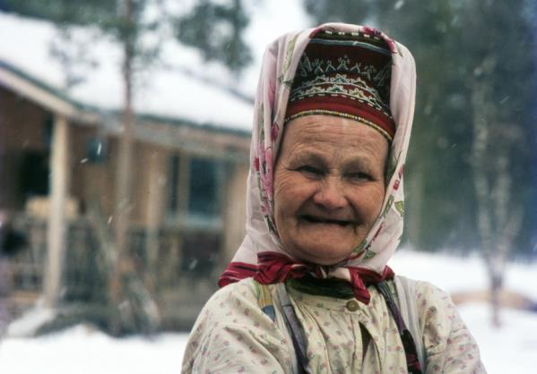 Kaisas enchandes forest Sápmi 2016 Längd: 82 min Regi: Katia Gaurilof Förfilm: Fathers tool, Kanada, 6 min Visas på Folkan 2 december kl. 20.30 Skolt-samiska filmskaparen Katia Gauriloff hittade en skatt av orörda 16mm-filmer av hennes mormor Kaisa, en legendarisk berättare och sångerska.