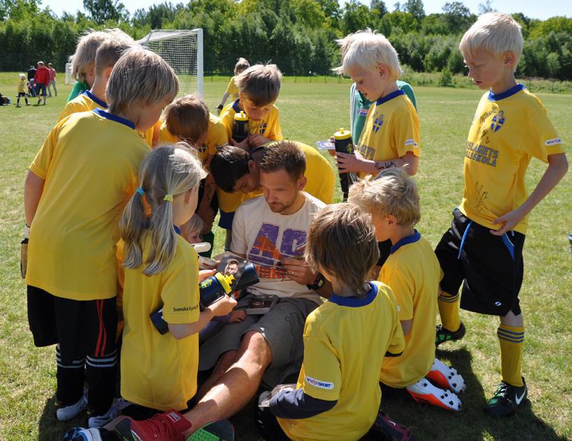ÖSK-målvakten John Alvbåge omringad av Östra Almby-spelare P00/01 Ledare: Mikael Wahman, Niklas Palmér, Thomas Andersson, Tommy Molnar Laget har under säsongen bestått av ca 21 spelsugna grabbar.
