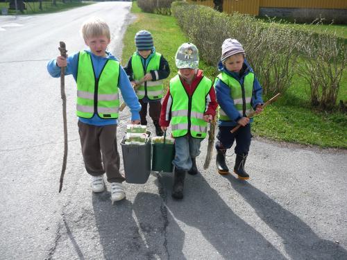 På väg till miljöstationen... Mål 3: Att barnen får en vana att äta näringsriktigt, miljömässigt ( arbetsmiljö och globalt) och regelbundet. Kommunen serverar vegetarisk mat 1 gång per vecka.