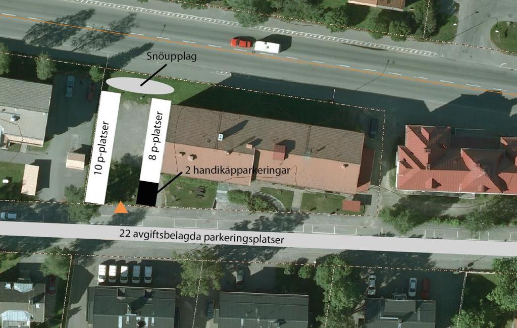 Idag finns det 9 st parkeringsplatser på fastigheten. Dessa kan samutnyttjas för bostäder och kontor. Om behov av fler parkeringsplatser skulle uppstå kan friköp genomföras.