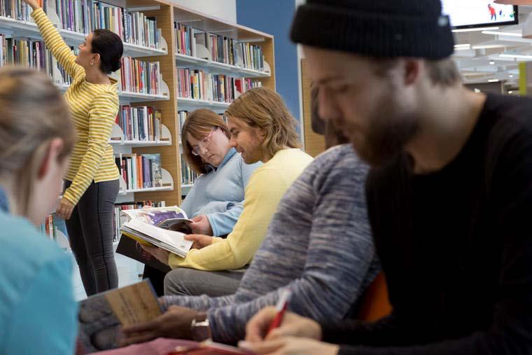 Socialvården är en bro till kommunerna Socialvårdens verksamhet och flera av dess tjänster har en nära koppling till kommunala tjänster, såsom småbarnspedagogiken och skolan.