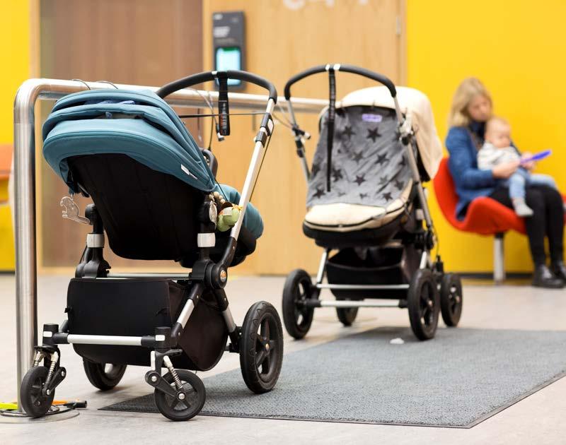 Valfriheten ändrar inte allt Ur kundernas synvinkel förblir många saker och tjänster precis som förr. Om man inte vet vem man ska kontakta, kan man alltid ringa till socialoch hälsocentralen.