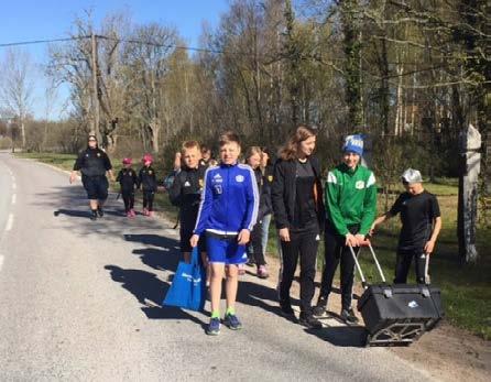 De flesta ville sova på scenen så den blev snabbt fylld med liggunderlag och sovsäckar. Några valde att sova hemma men var med från tidig morgon till läggdags.
