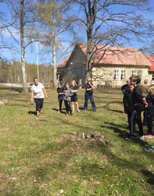 Möttes av 15 ungdomar som gick och kastade terrängvarpa. Dom verkade ha roligt.