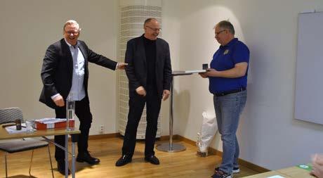 FÖRBUNDSMÖTESHELGEN 2017 Bild under förhandlingarna. Här får Bernt Augustsson förtjänsttecknet i brons. Lasse fick även förbundets kaffe mugg som tack för att han ledde förhandlingarna.