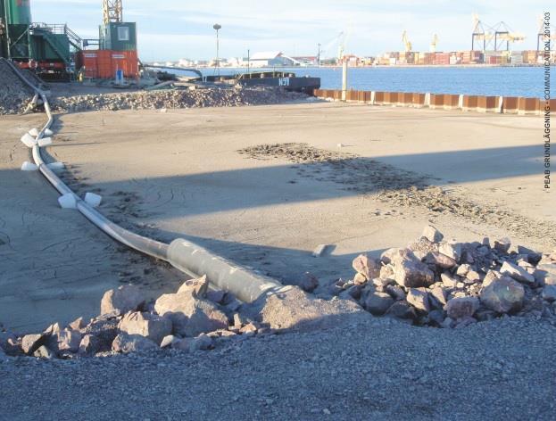 Figur 5 Stabiliserade massor i Gävle hamn, bild från Peab. 1.5.4 Dumpning Dumpning är en typ av bortskaffningsförfarande, vilket därmed kommer längst ner i avfallshierarkin.