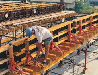 Balkform UZ PERI balkform UZ, är lösningen för formar med större tvärsektioner. Med balkvinkel UZ 40 och låsskena UZ formsätts balkar med höjd upp till 80 cm utan genomgående formstag.