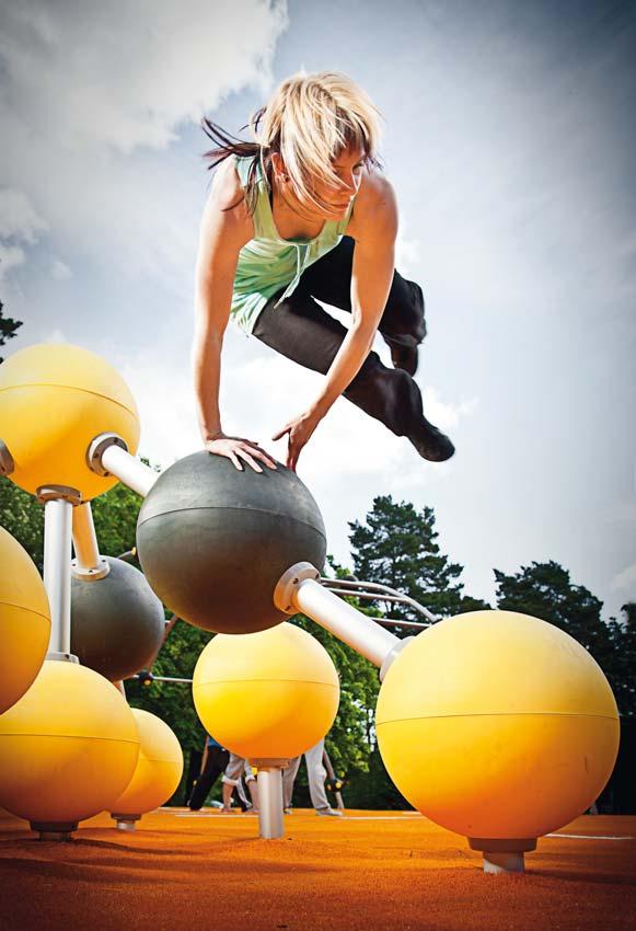 Övning ger färdighet Parkour handlar om kreativitet i rörelsen, fysisk kontroll och att samspela med omgivningen. Det bästa med sporten är att man kan utöva den var och när som helst.