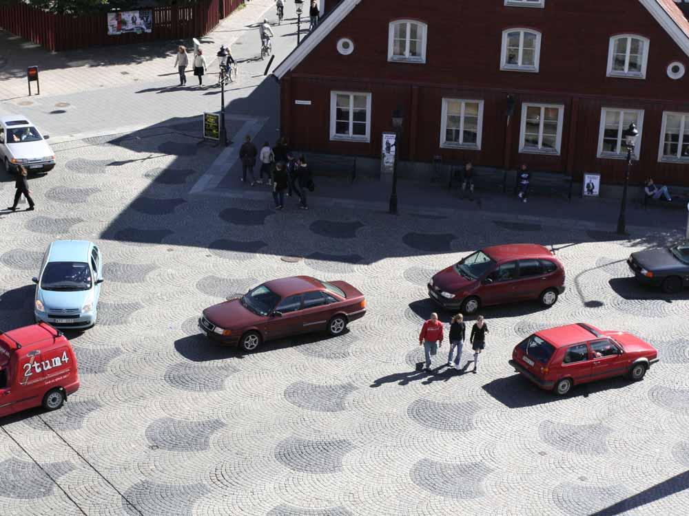 67 Boende runt torget Telefonintervjuer med 10 personer De flesta av de tillfrågade tycker att ombyggnaden har förbättrat torget mycket Trafiken är lugnare och det är mer