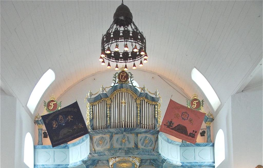 Röros kyrka rat ca 3 år. Han blev kvar i 33 år elektroingenjör till yrket och dansinstruktör som hobby innan han flyttade hem till Norge igen.