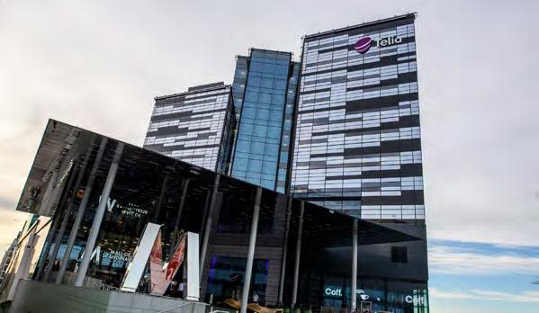 ot torget finns lokaler och generösa bostadsentréer som bidrar till ett transparent och livfullt gaturum. lla bostäderna har balkong eller uteplats och öppna rumssamband med fina ljusinsläpp.