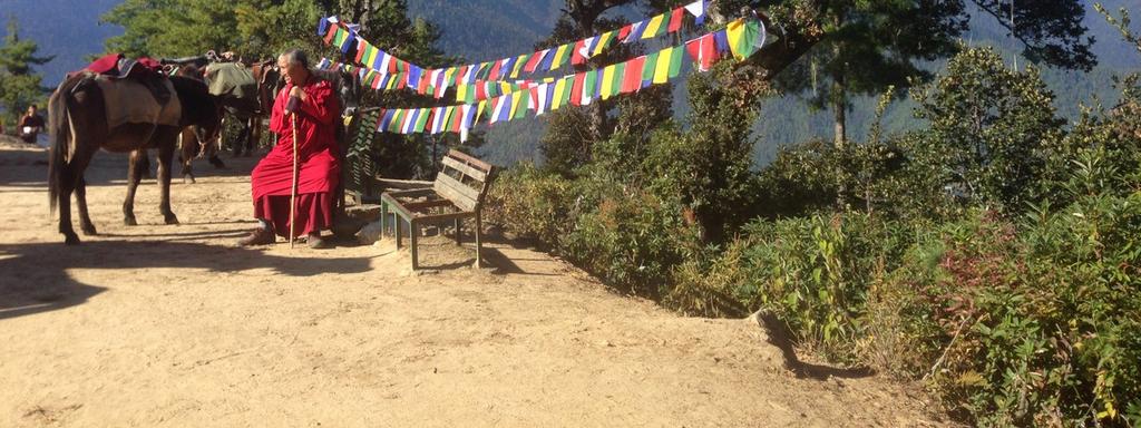 Songtsen Gampo övergick till buddhismen genom sina två hustrur som båda var Buddhister (en från Nepal och en från Kina) han har en stor roll för buddhismens spridning i Himalayaregionen.