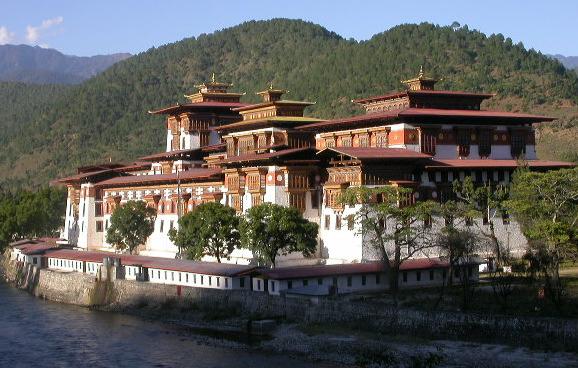 Thimphu sightseeing Natten har ni sovit i sköna sängar och idag tar er guide er med på citysightseeing i Thimphu; som bland annat innefattar National Memorial