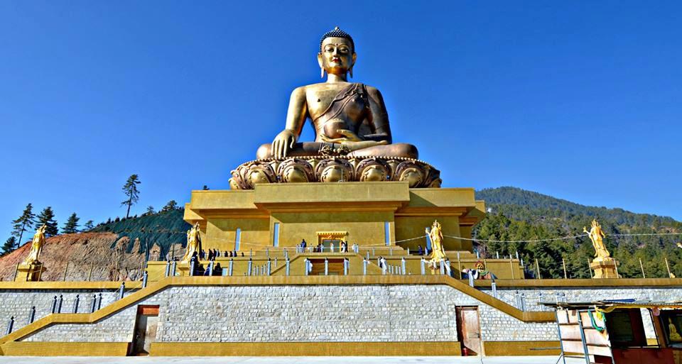 Dag 12. Punakha - Paro (ca 4,5 timmar) Ni vänder tillbaka mot Paro och besöker utmed vägen Simtokha Dzong idag skola för religiösa studier.