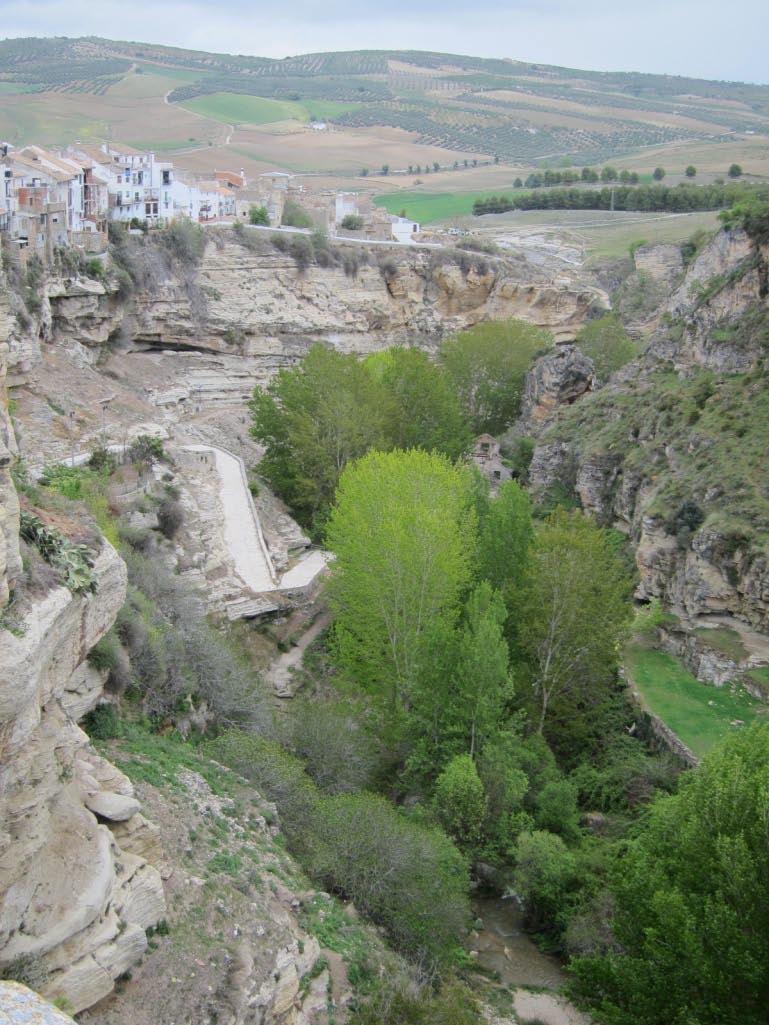 Grottboende i Ahlama de Granada Vi far vägen upp mot Granada. Motorvägen går genom ett kuperat landskap med framförallt omfattande planteringar av olivträd.