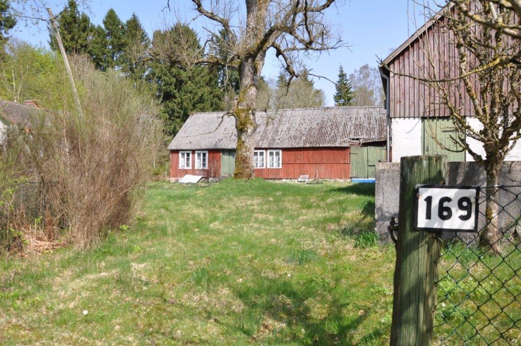 Skogsgård norr om Höör Skogsfastighet om 19 ha på trevligt läge i Jularp, bl a granne med Skånes djurpark och Vaxsjön.