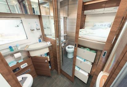 ª ª Många stuvningsmöjligheter för hygienprodukter. ª ª Förkromade hållare för handdukar, tandborstmuggar och toalettpapper.