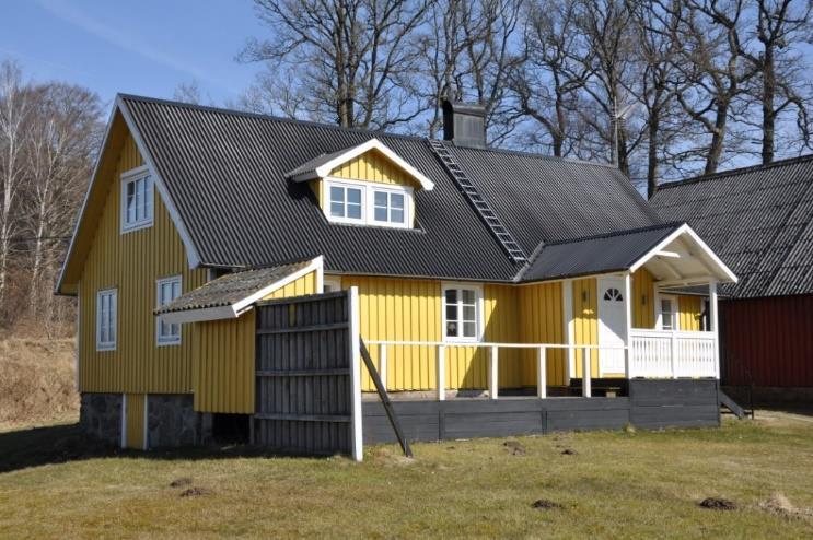 Enskilt vatten från en vattenförening med djupborrad brunn och avlopp via trekammarbrunn med sjunkbrunn.
