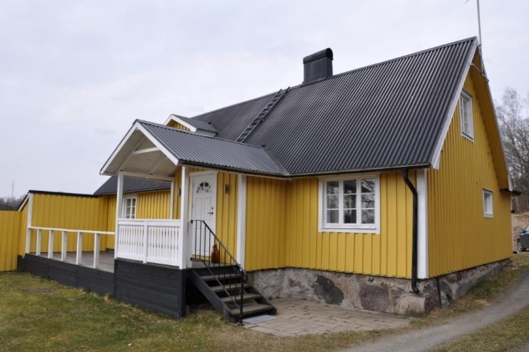 Bottenvåning: Entré/farstubro med vidbyggd altan om ca 30 kvm, hall, kök, matrum med vedspis, vardagsrum, sovrum och wc/dusch/tvätt.