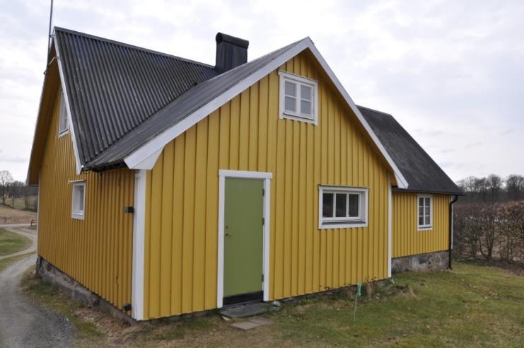 Driftskostnader bostaden uppskattat med dagens användning och egen ved ca 18 000 kr/år, varav el inkl värme ca 10 000 kr, renhållning 2 000 kr,