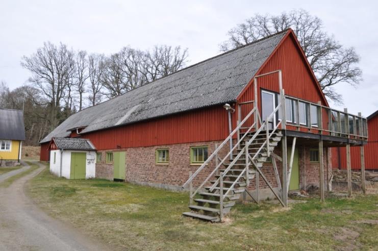 Södra flygeln delvis isolerade lageroch kontorsrum samt wc med handfat. Lastbrygga för varutransporter.