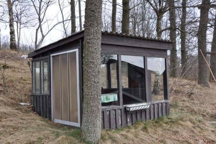 maskinhus av enklare standard. Lusthus Lusthus i ekbacken norr om gården med eldstad, enklare beskaffenhet.